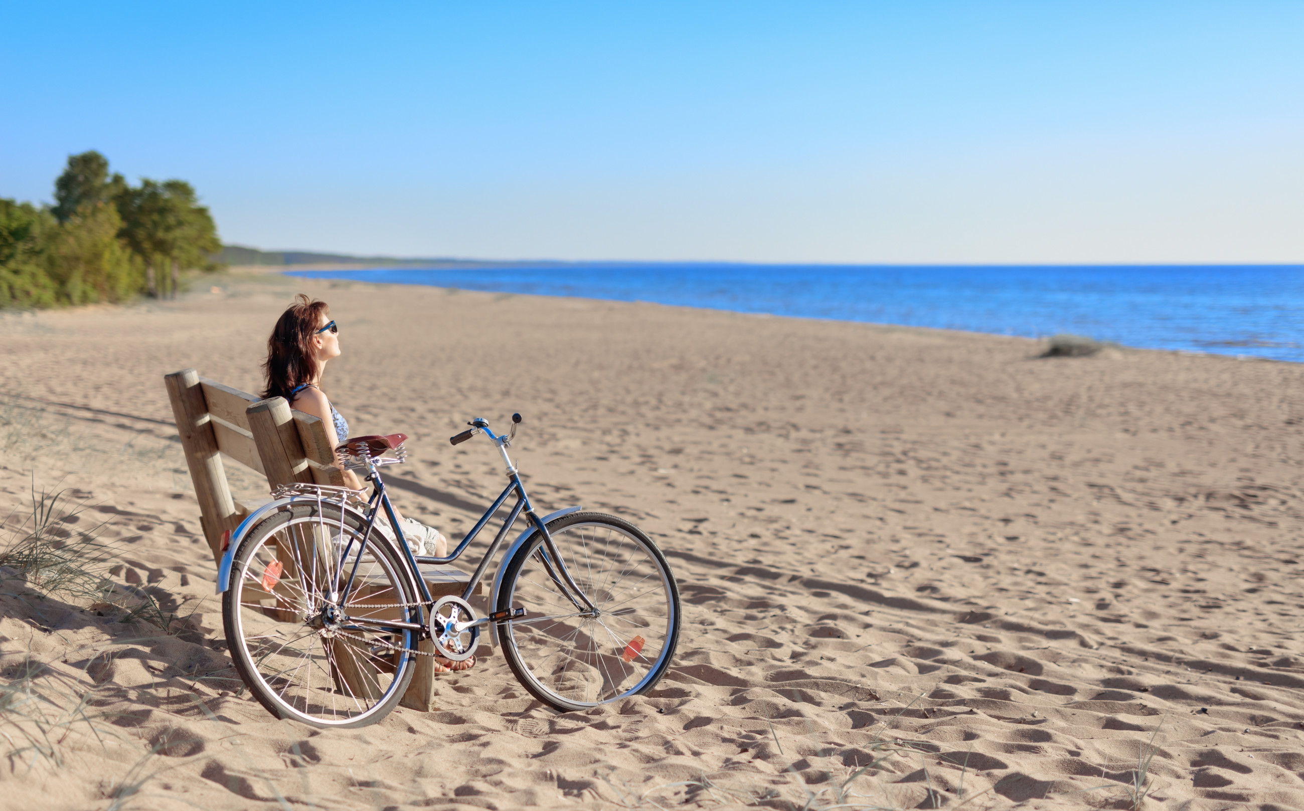 femme vélo plage